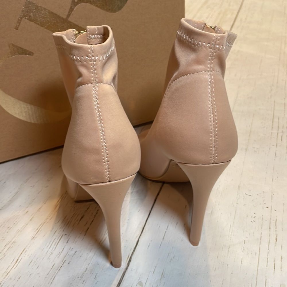 Charlotte Russe Nude Peep Toe Ankle Booties Front Zip Heels Size 8 - Picture 4 of 8